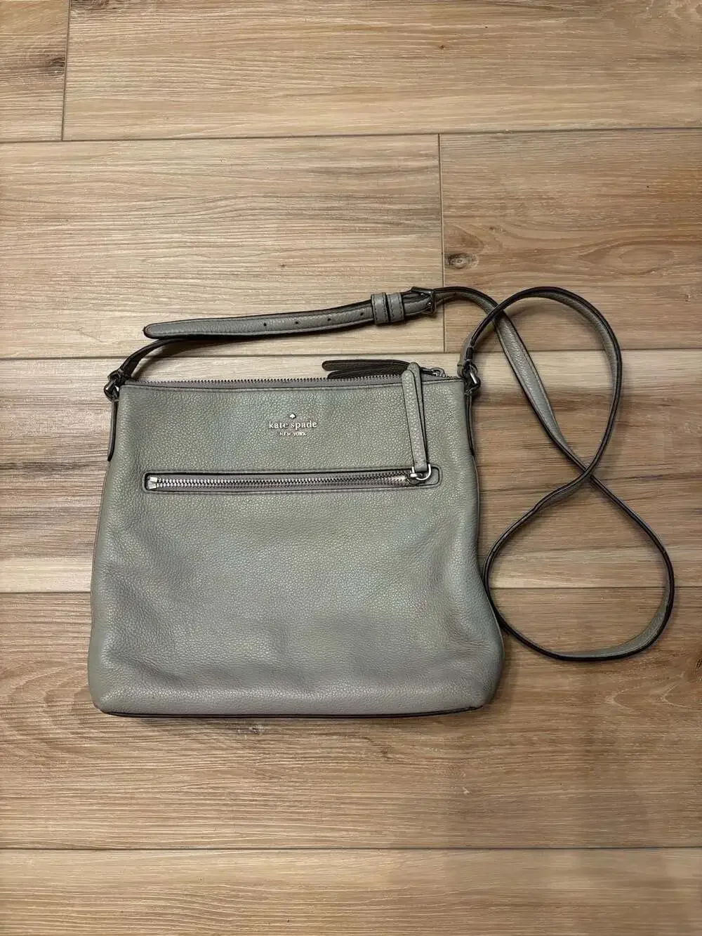 Kate Spade Jackson Pebbled Leather Large Crossbody Bag in Nimbus Grey